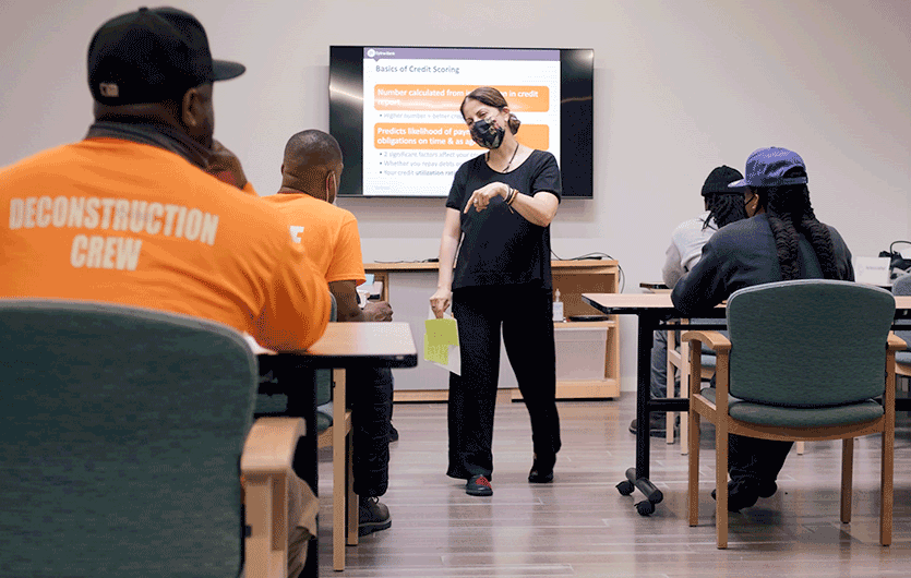 Byline Bank vice president and financial literacy officer Judette Kurasz presenting at Evanston Rebuilding Warehouse during a 12 series workshop on financial literacy.